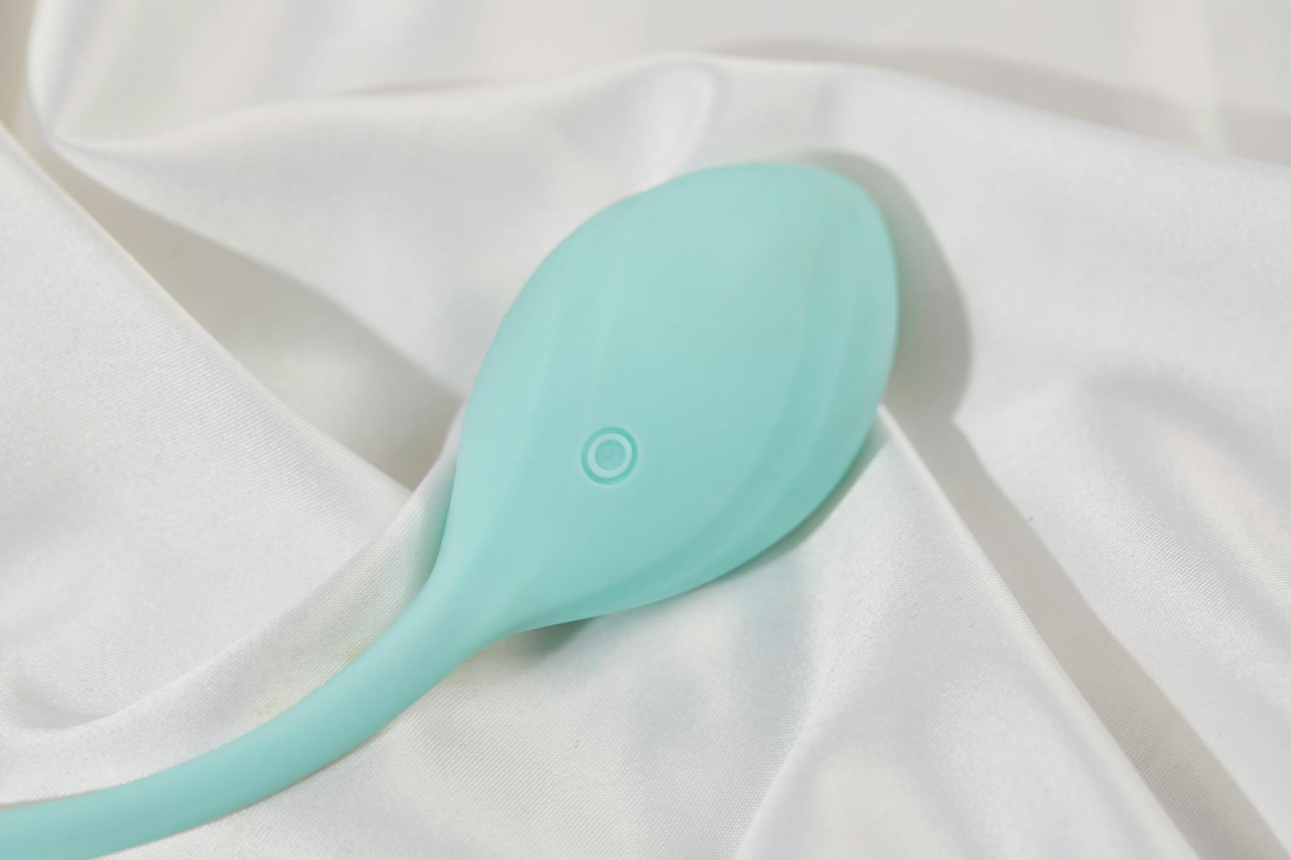 Vibrador rosa em fundo roxo com confete de corações para criar clima romântico e acolhedor