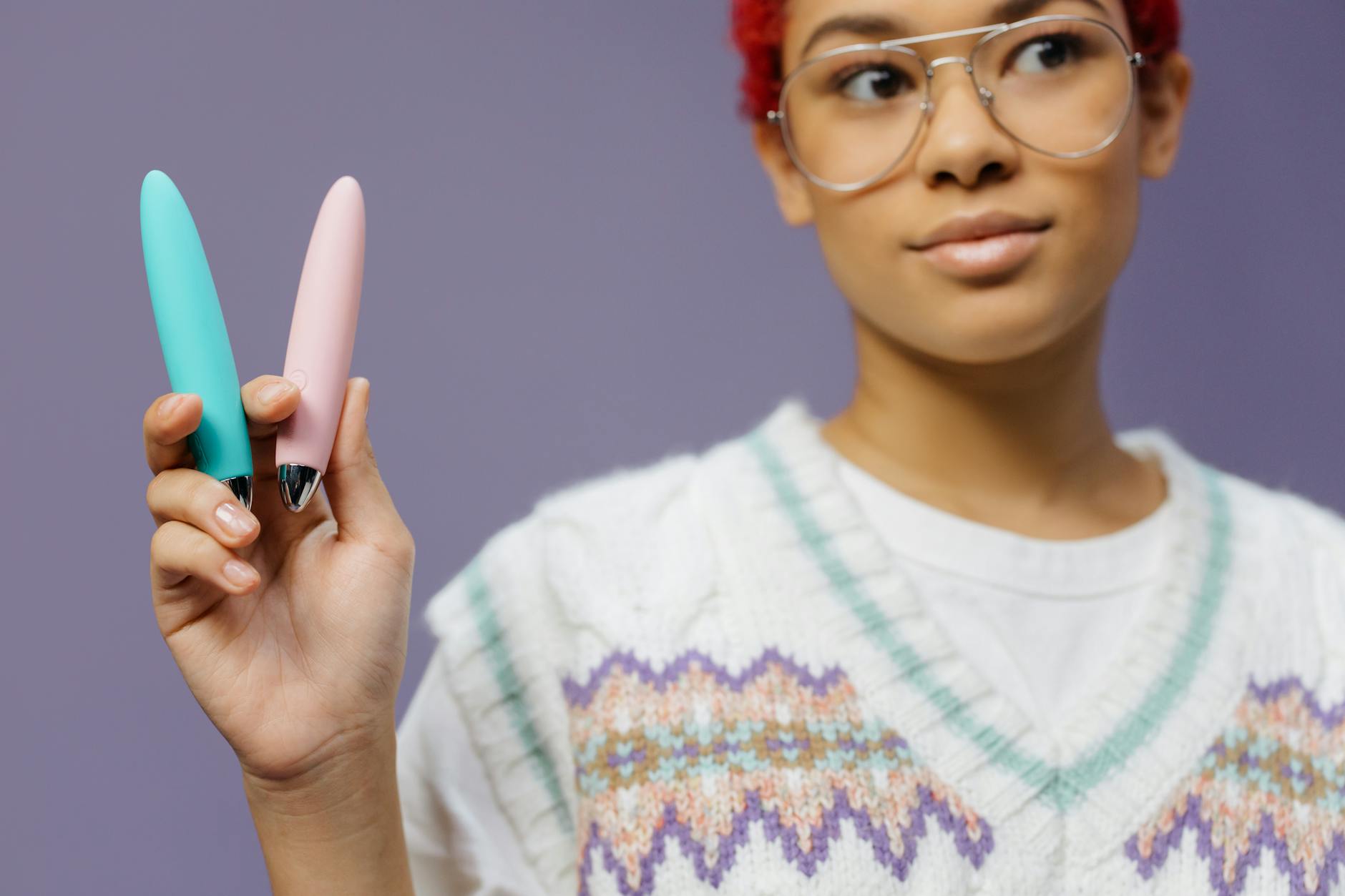 Vibrador de limão amarelo em fundo amarelo, representando a tecnologia de sução sem fricção