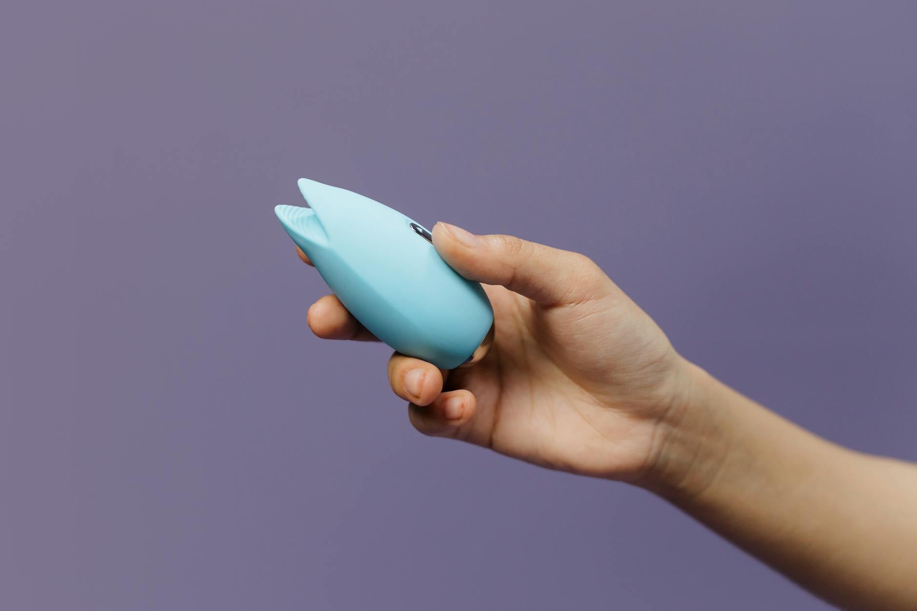 Vibrador de limão elegante sobre seda branca, representando intimidade moderna e conforto