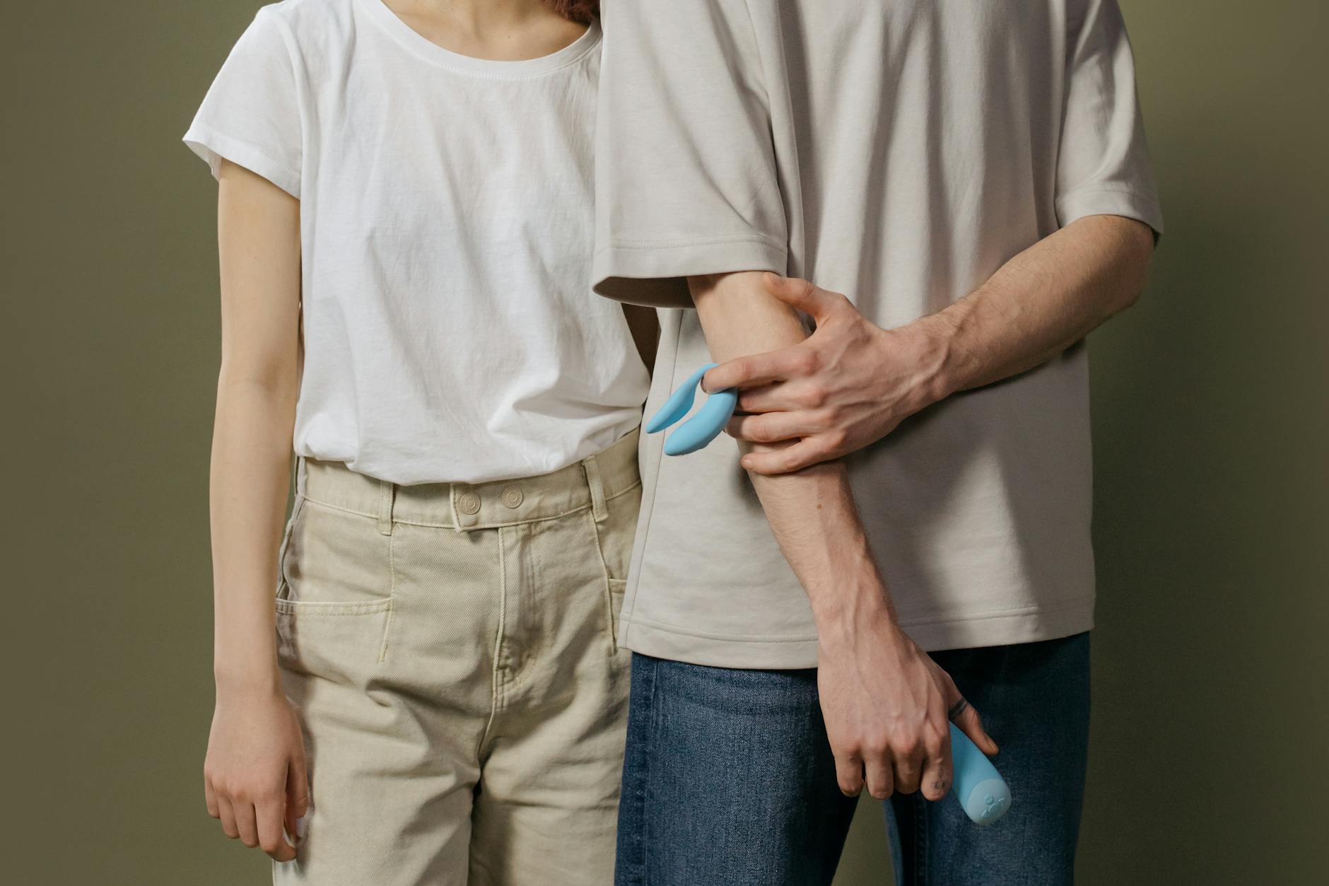 Dois limões vibrantes contra um fundo branco minimalista, representando frescor e simplicidade
