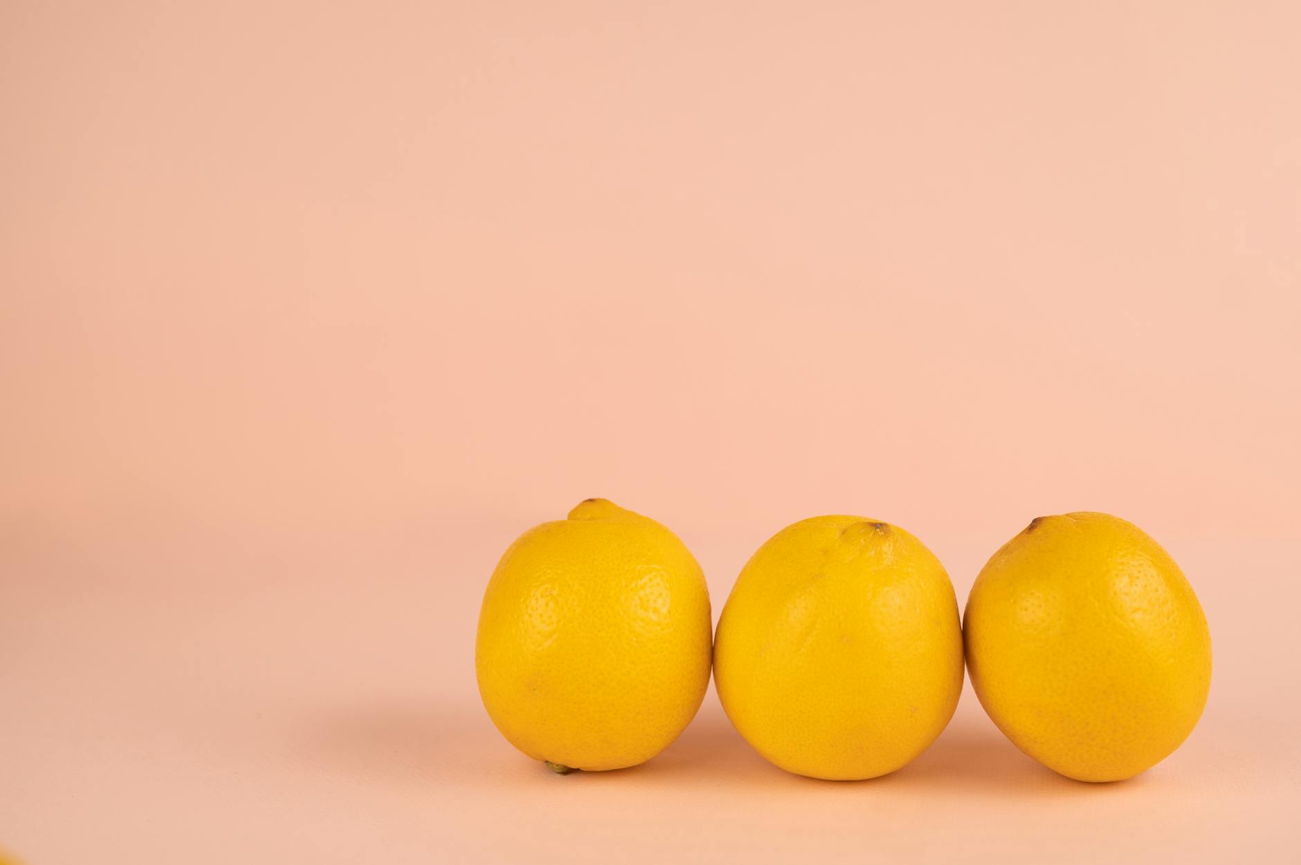 Limões amarelos brilhantes em fundo amarelo minimalista, simbolizando frescor e renovação sensorial